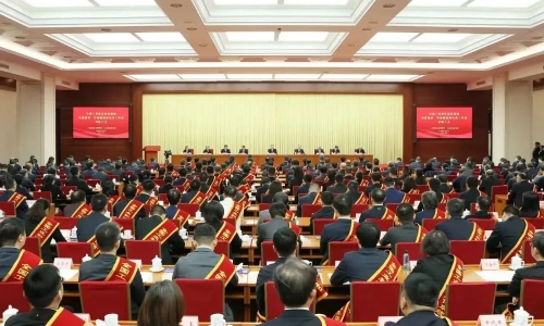 全國(guó)先進(jìn)集體+行業(yè)首家認(rèn)證，桐昆高質(zhì)量發(fā)展之路再譜新篇！